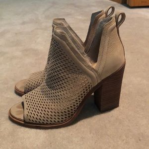Vince Camuto Kensa booties